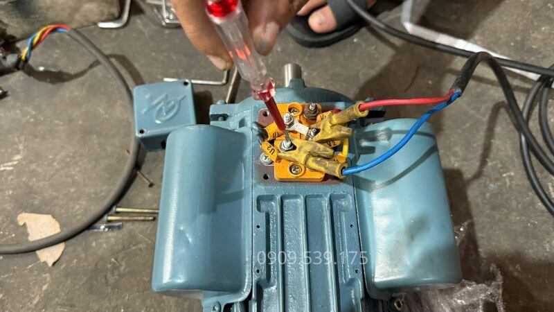 Sử dụng bút thử điện để kiểm tra dòng điện