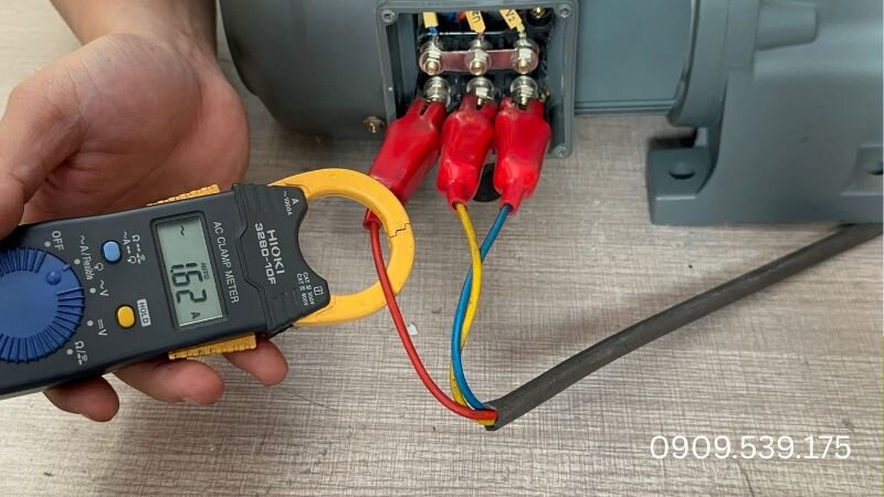 Sử dụng đồng hồ đo ampe để kiểm tra điện áp, dòng điện của động cơ giảm tốc