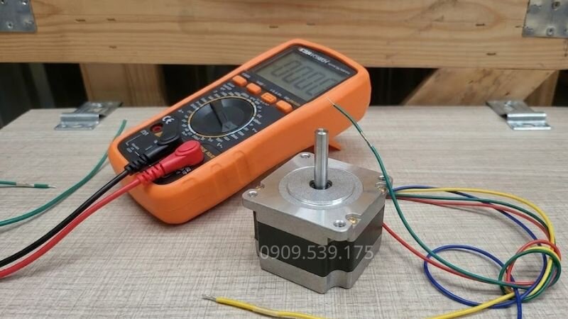 Sử dụng đồng hồ vạn năng đo điện trở động cơ bước