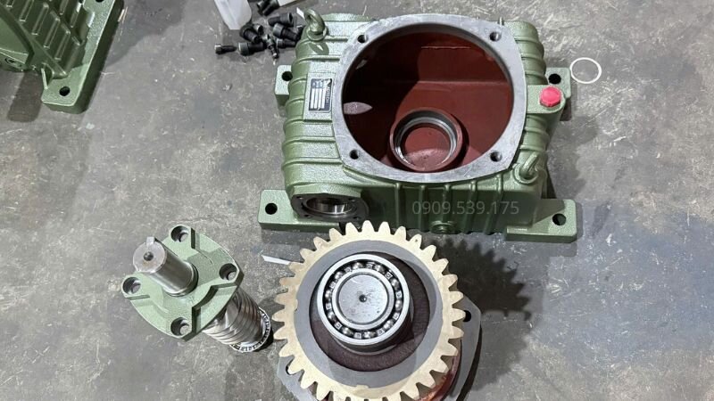 Tháo máy để kiểm tra bên trong hộp giảm tốc