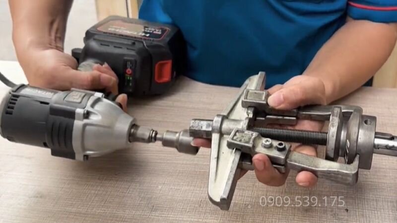 Tháo puly ra khỏi cốt motor giảm tốc