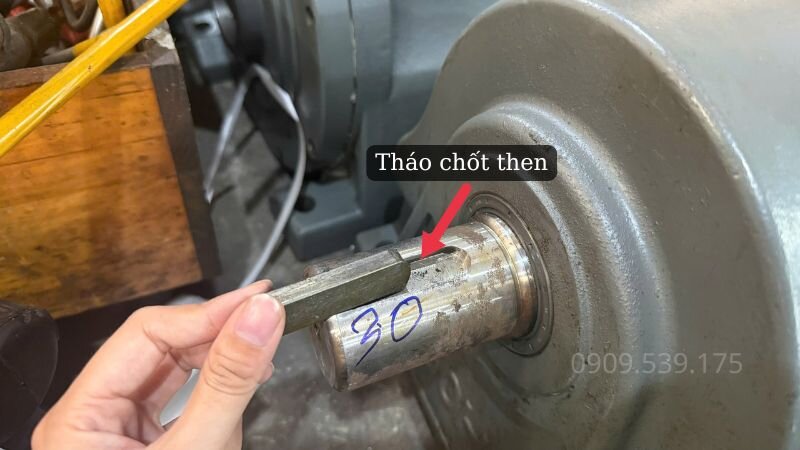 Tháo then trên trục động cơ giảm tốc