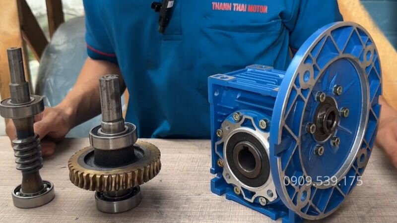 Thay dầu bảo vệ cho hộp số trục vít NMRV hoạt động hiệu quả