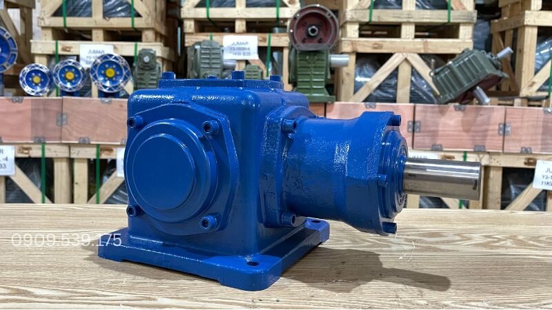 Changing oil for the heavy-duty T-Series Right-Angle Bevel Gearbox