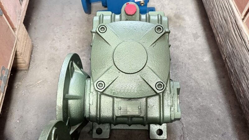 Thay dầu cho hộp giảm tốc trục vít bánh vít WPDX