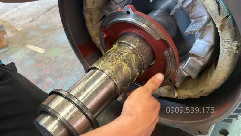 Thời gian motor chạy bao lâu thì phải bơm mỡ bò