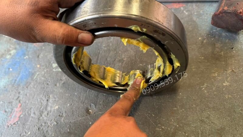 Tra mỡ cho bạc đạn của motor quạt thổi