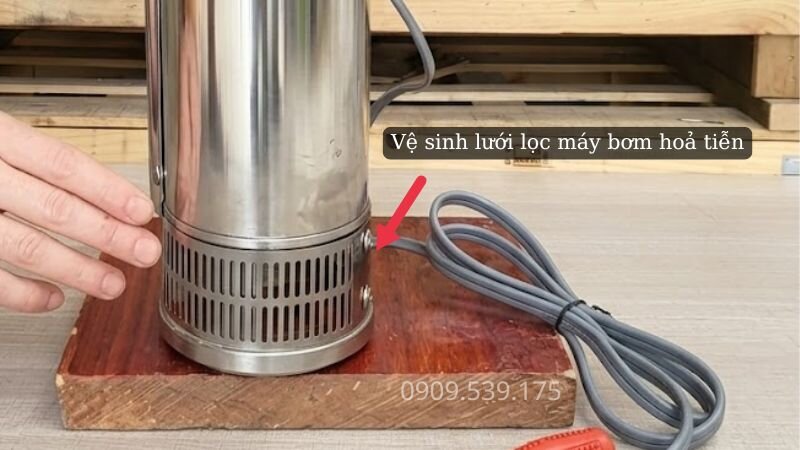 Vệ sinh lưới lọc và thay thế cánh quạt