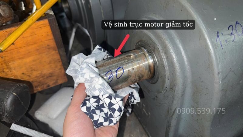 Vệ sinh sạch sẽ cốt trục motor giảm tốc