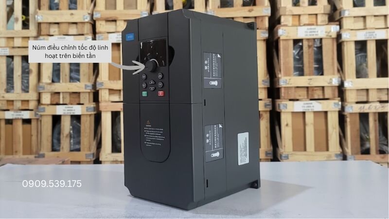Vị trí của núm điều chỉnh tốc độ trên biến tần