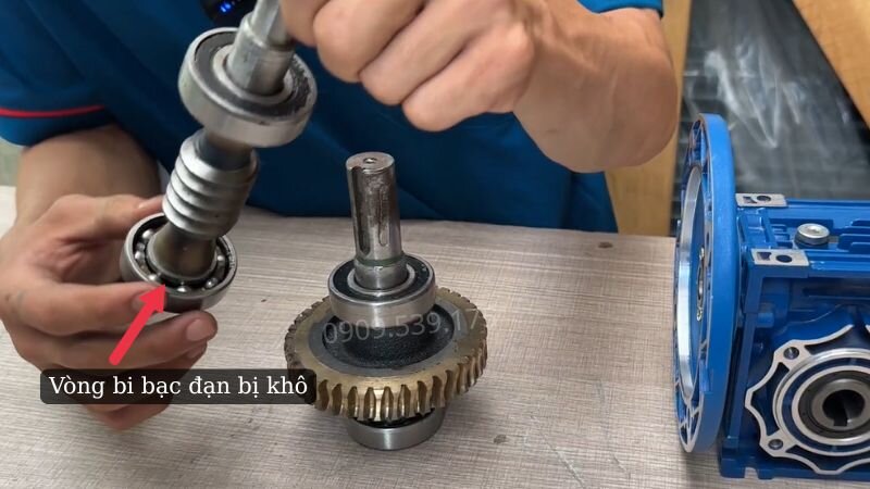 Vòng bi bạc đạn bị khô mỡ tạo ra lực cản
