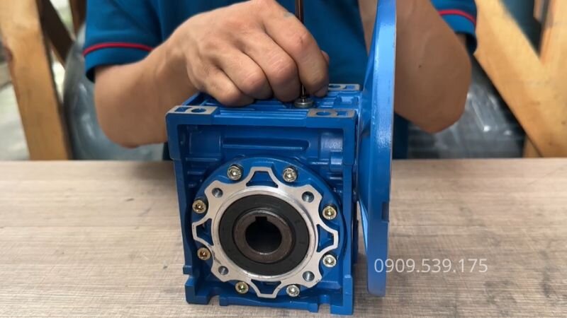 Xác định các nút thông hơi trên hộp giảm tốc NMRV