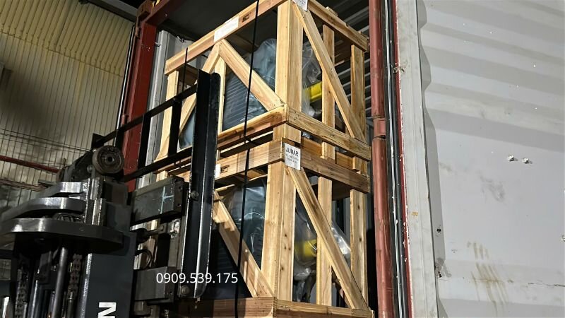 Xe nâng đang chuyển hàng về kho