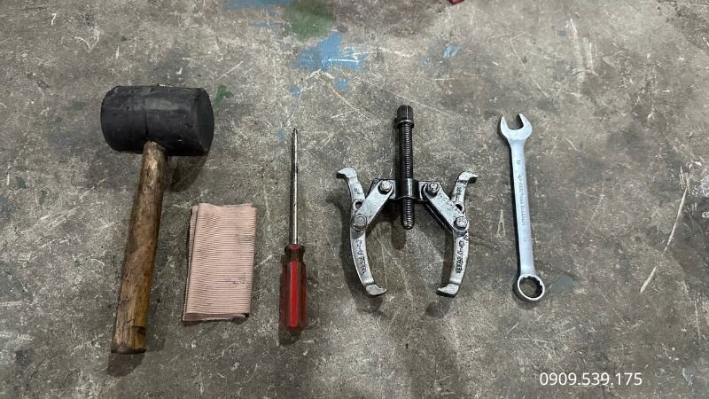 Các dụng cụ cần thiết để tháo lắp và thay cánh quạt tản nhiệt cho motor