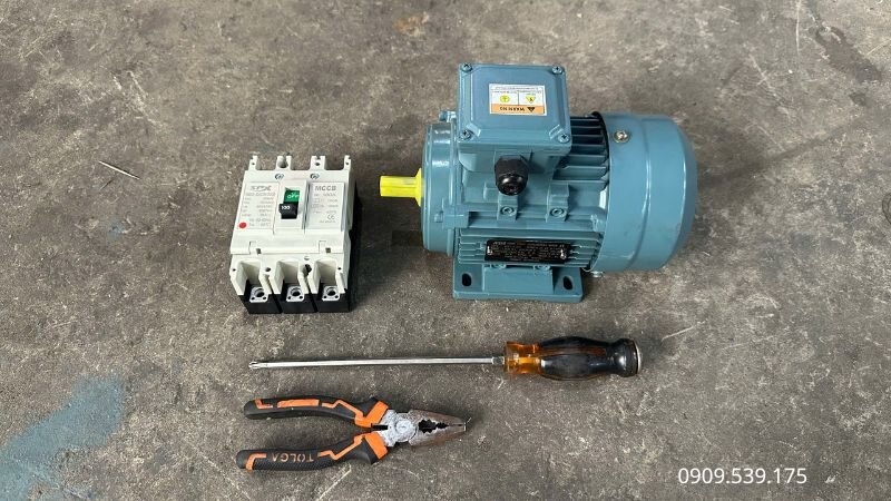 Chuẩn bị rơ le bảo vệ mất pha, contactor và dụng cụ đo điện trước khi lắp đặt cho motor 3 pha