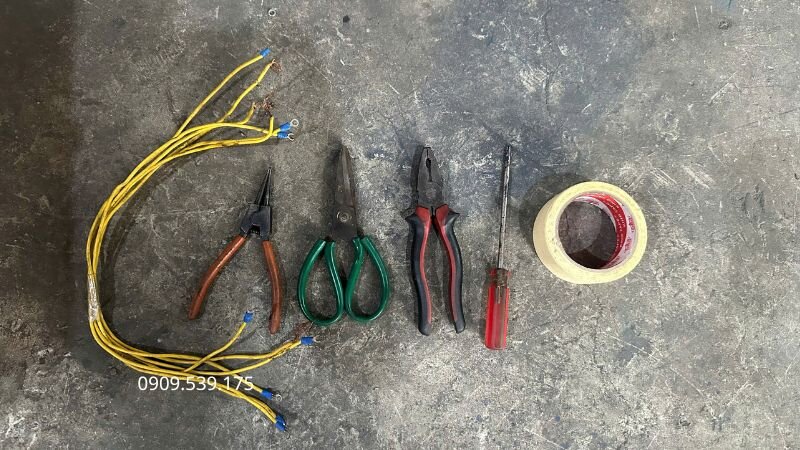 Chuẩn bị dụng cụ phù hợp để nối dây an toàn