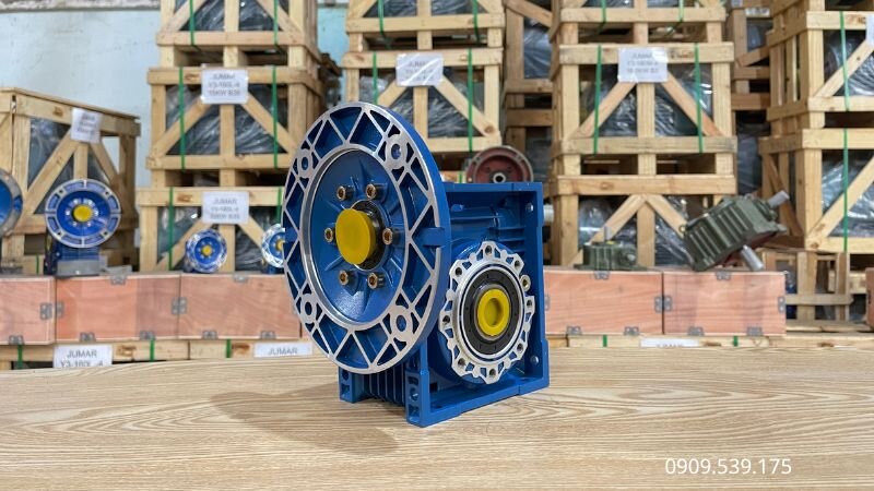 Kiểm tra vỏ hộp và bu lông trước khi lắp đặt