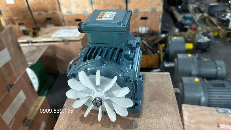 Ngắt nguồn điện và kiểm tra motor trước khi tiến hành thay cánh quạt tản nhiệt