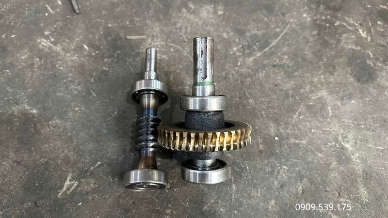 Trục vít và bánh vít bị mòn làm tăng ma sát, khiến hộp giảm tốc WP nóng