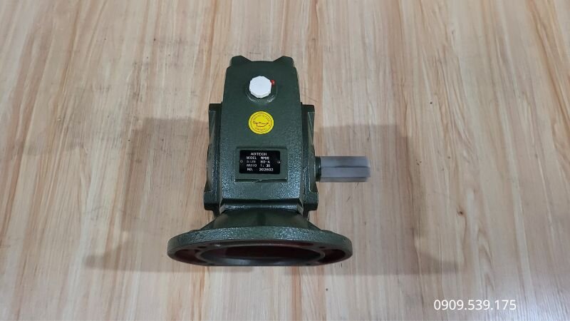 Làm ấm hộp giảm tốc và xả hết dầu cũ trước khi thay dầu mới