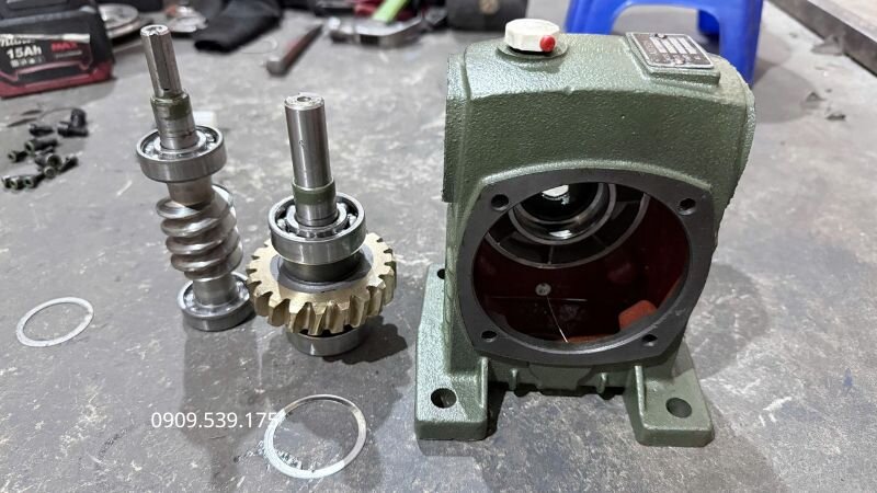 Kiểm tra dầu cũ, vệ sinh lỗ xả và kiểm tra tình trạng bên trong hộp giảm tốc