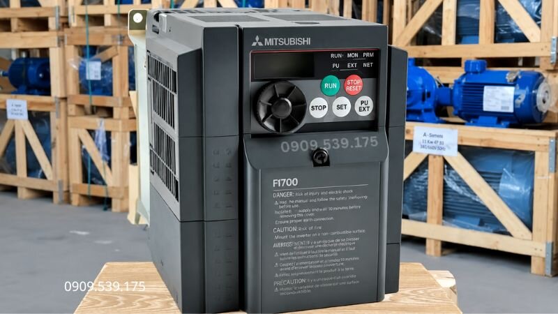 Kiểm tra độ chắc chắn và tình trạng tiếp xúc của cáp, giắc cắm bên trong biến tần