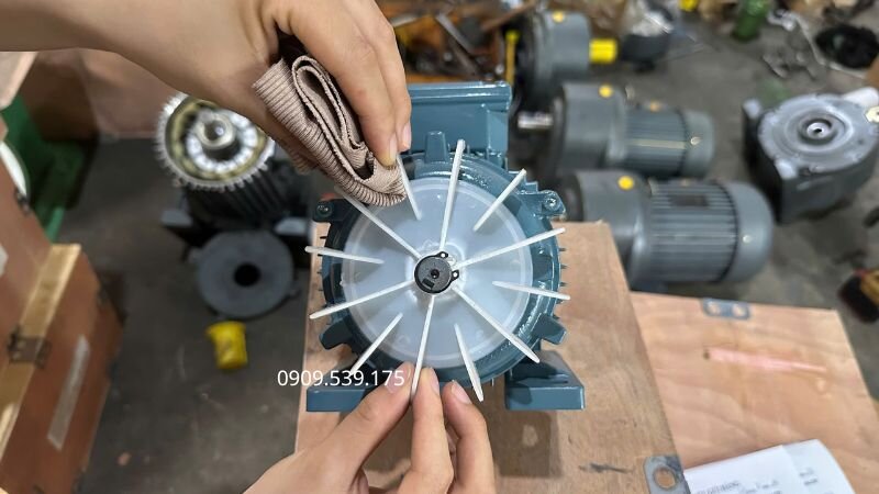 Vệ sinh trục motor và kiểm tra rãnh then trước khi lắp cánh quạt mới