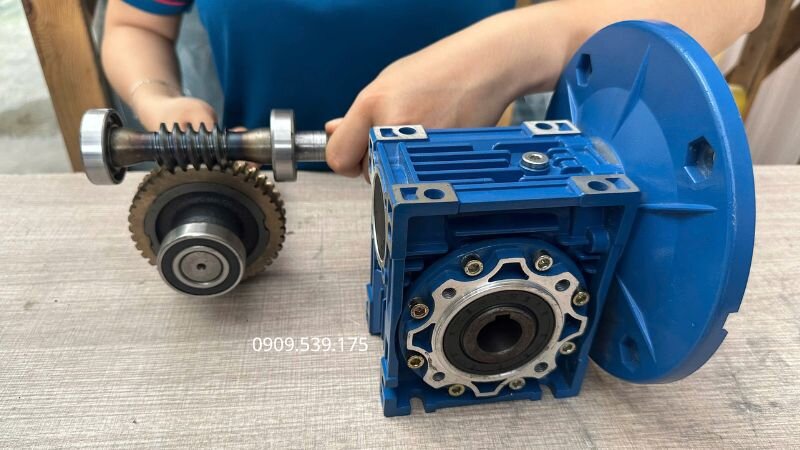 Xoay trục đầu ra để kiểm tra độ rơ bằng tay