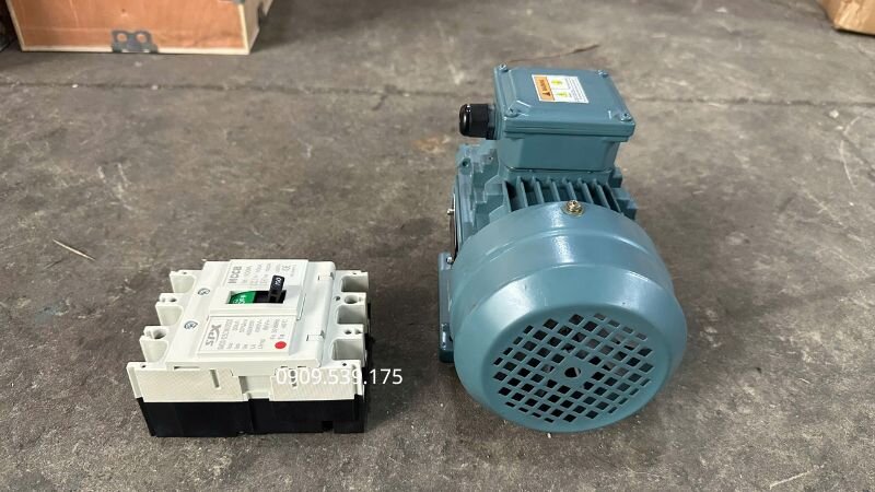 Đo điện áp giữa các pha và kiểm tra đèn báo để xác nhận rơ le nhận đủ nguồn 3 pha