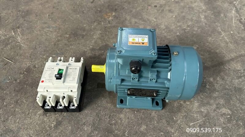 Kiểm tra điện áp các pha và tình trạng aptomat trước khi khởi động motor