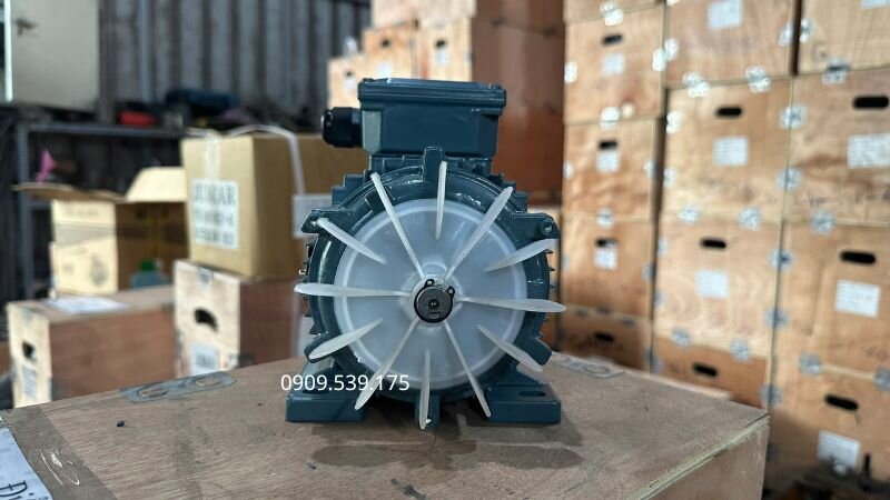 Lắp cánh quạt tản nhiệt mới đúng vị trí và cố định chắc chắn trên trục motor