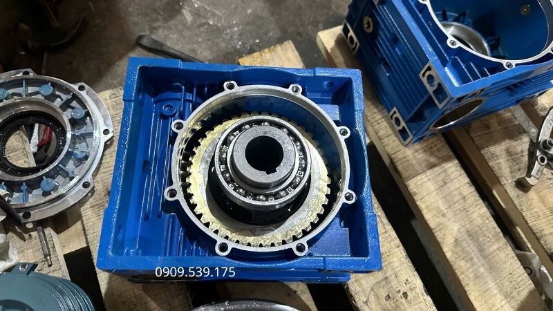 Kiểm tra dầu để phát hiện mạt kim loại và dấu hiệu mài mòn