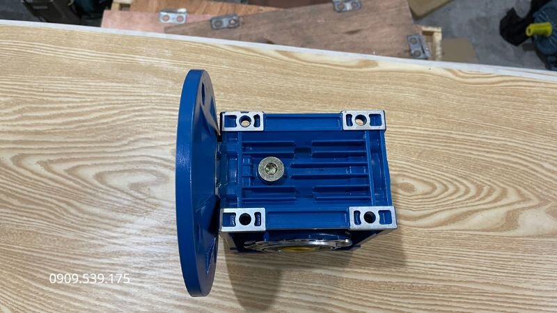 Kiểm tra dầu bôi trơn giúp hộp giảm tốc hoạt động ổn định