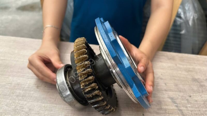 Bánh vít NMRV bị mòn do quá tải, thiếu nhớt và kẹt tải