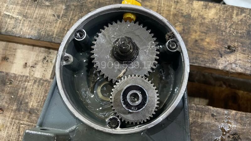 Bảo vệ nhông motor giảm tốc khỏi ma sát và gỉ sét