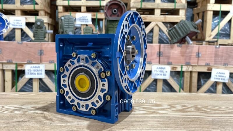 Kiểm tra mức dầu, chất lượng dầu và tình trạng rò rỉ trước khi thay dầu hộp NMRV