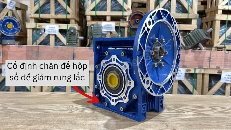 Cố định chân đế chắc chắn giúp hộp giảm tốc vận hành ổn định