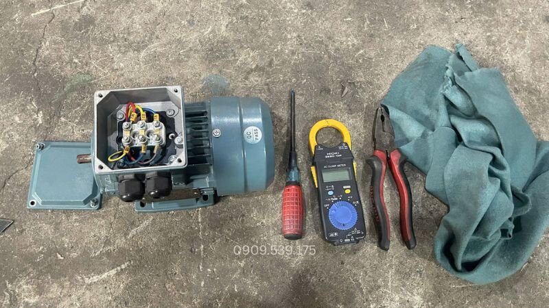 Chuẩn bị đầy đủ dụng cụ để làm khô, vệ sinh và kiểm tra hộp cực motor