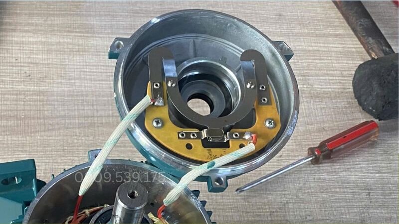 Giữ công tắc ly tâm hoạt động nhạy bằng bảo dưỡng định kỳ