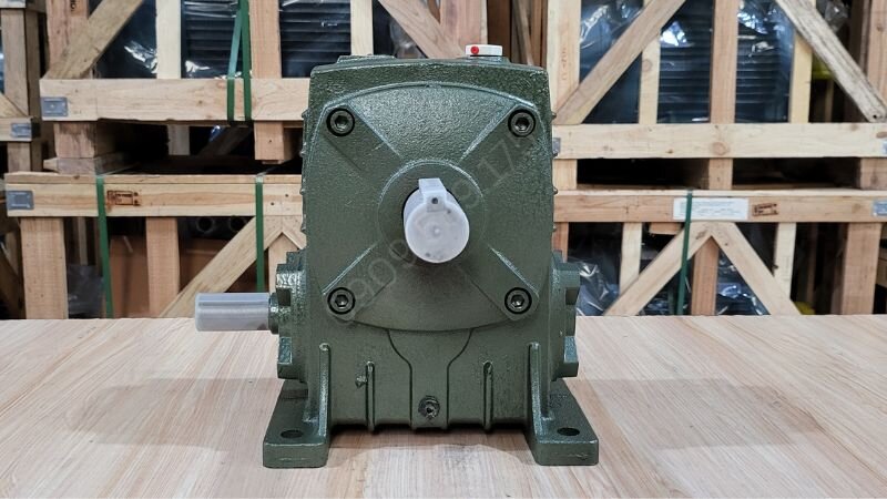 Hộp giảm tốc trục vít cho máy băm cành công suất nhỏ