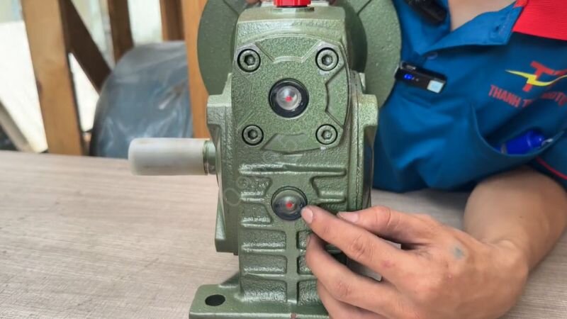 Kiểm tra mức dầu hộp giảm tốc máy băm gỗ định kỳ để tránh quá tải