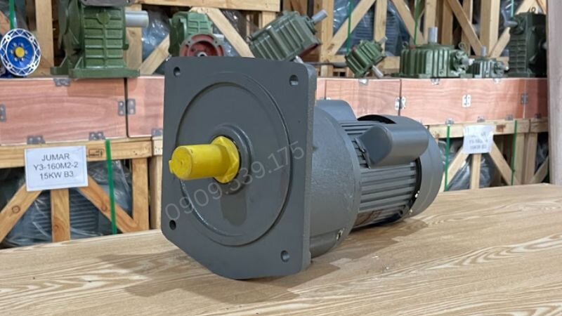 Motor giảm tốc mặt bích đứng cần dùng dầu có độ bám dính cao