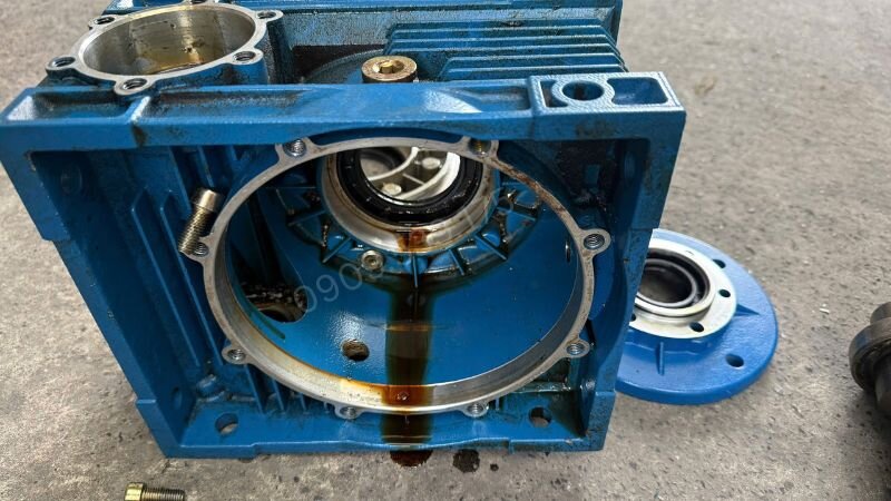 Rỉ dầu đen ở phớt trục cảnh báo hư hỏng bên trong hộp giảm tốc