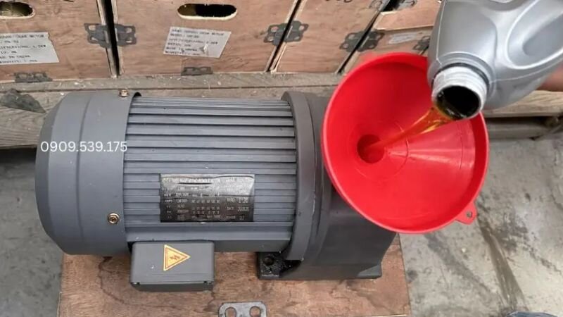 Thay dầu motor giảm tốc theo giờ hoạt động và điều kiện tải