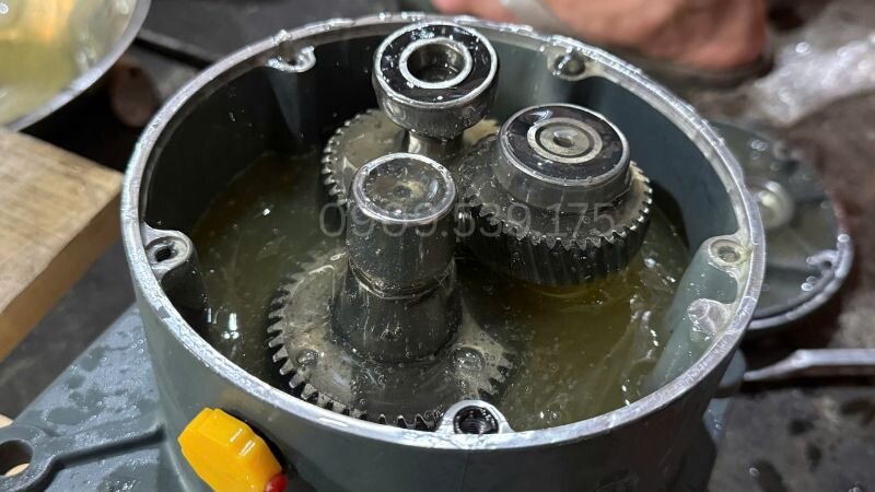 Tra mỡ đúng cách giúp tăng tuổi thọ nhông motor