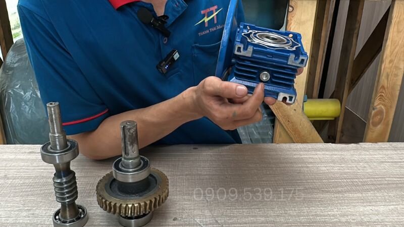 Xả hết dầu cũ qua nút xả đáy của hộp giảm tốc