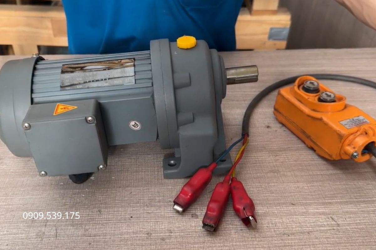 Motor giảm tốc đảo chiều giúp thay đổi chiều quay thuận nghịch và tăng lực kéo cho máy