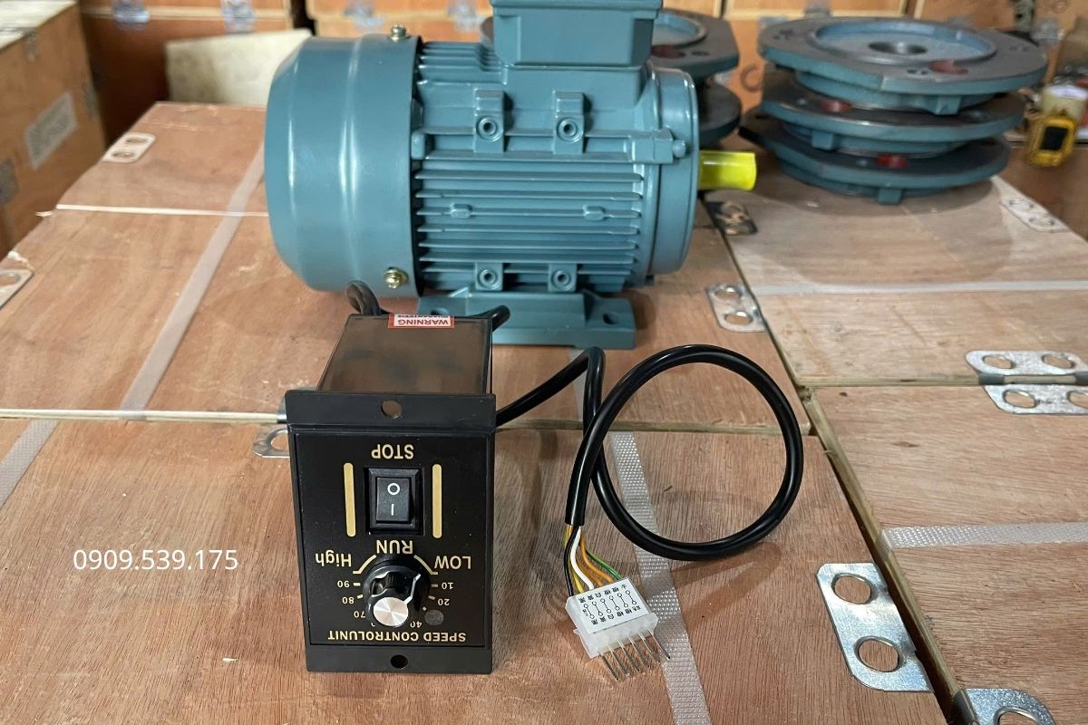 Motor AC 1 pha 220V gồm stator, rotor và tụ điện hoặc cuộn dây phụ