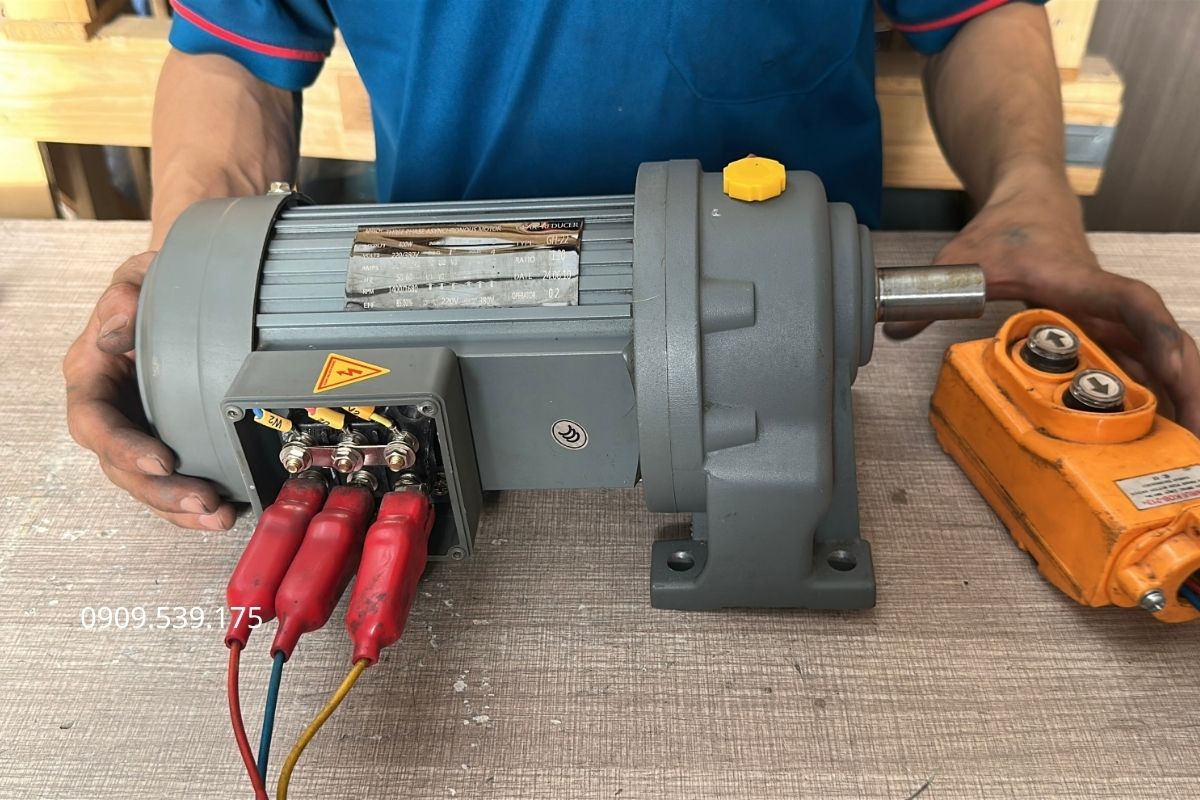 Motor giảm tốc đảo chiều kết hợp động cơ và hộp giảm tốc để giảm tốc độ
