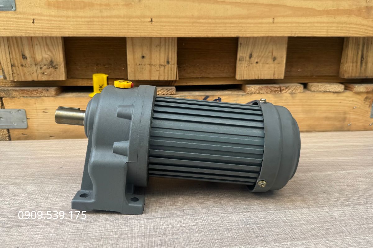 Motor giảm tốc bị nóng do quá tải, thiếu dầu, nguồn điện hoặc tản nhiệt kém